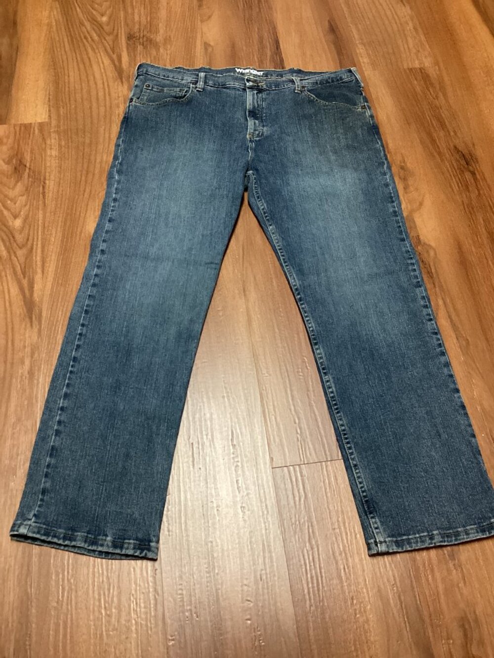 Men's Wrangler's Medium Wash, Straight Leg Blue Jeans. Size 38 Waist, 30" inseam